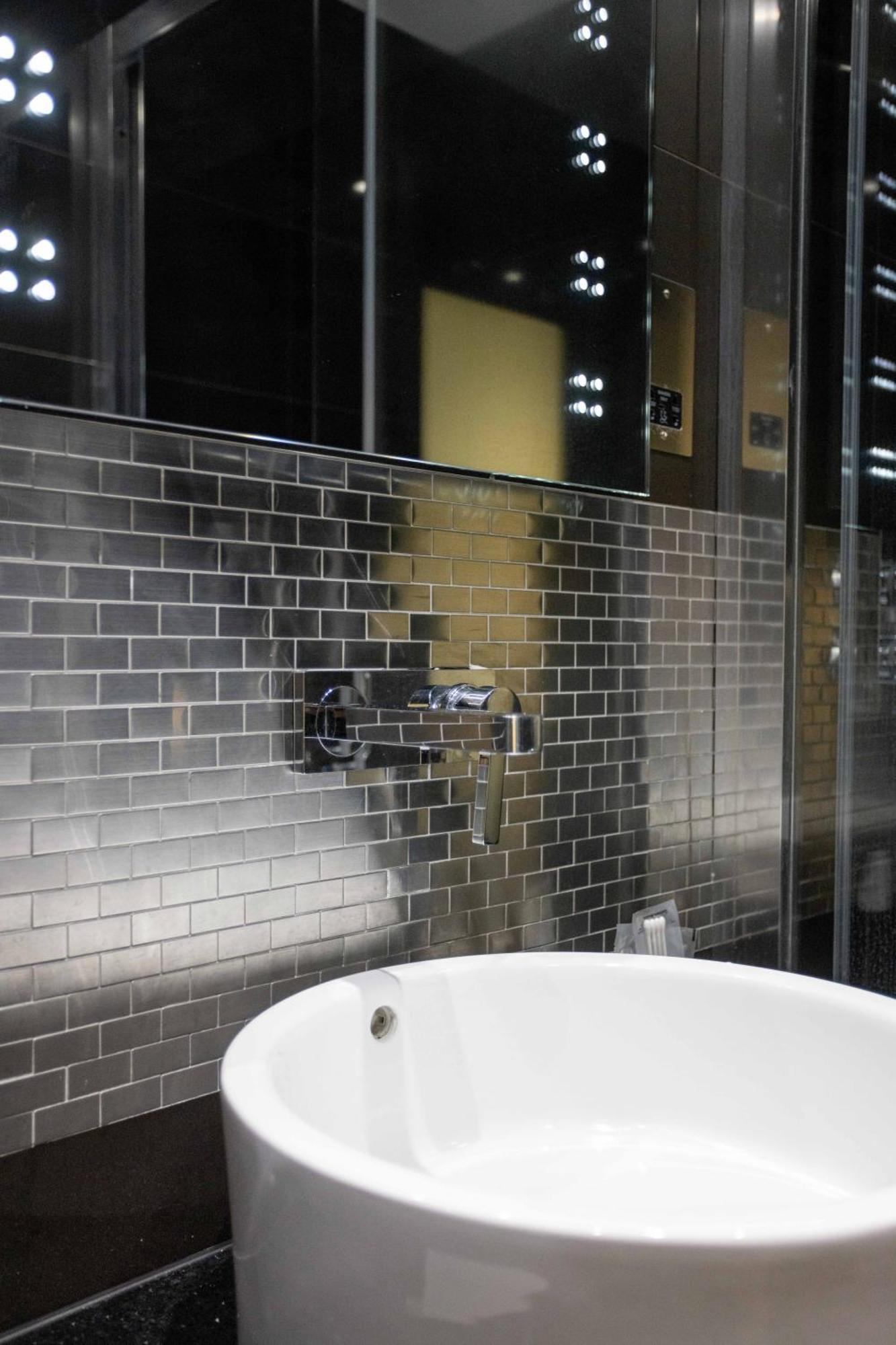 เดอะ มาร์เบิล อาร์ช ลอนดอน Hotel ภายนอก รูปภาพ Subway tiles in a shower