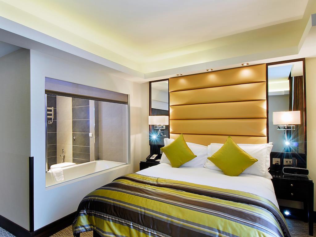 เดอะ มาร์เบิล อาร์ช ลอนดอน Hotel ภายนอก รูปภาพ A bedroom at the Hilton London West End